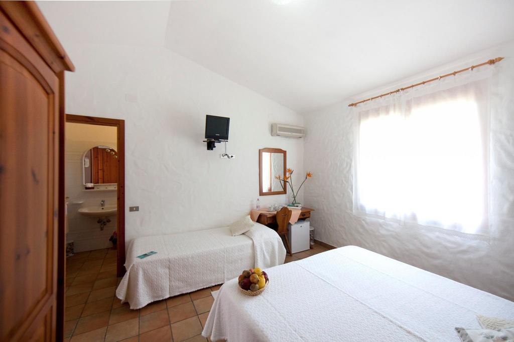 Hotel S'Obreschida Кастиадас Номер фото